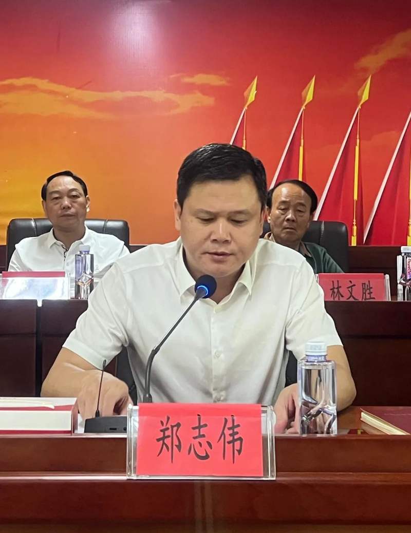 鲤南镇党委书记郑志伟在致辞中表示,近年来,鲤南镇在教育上的"成绩单"