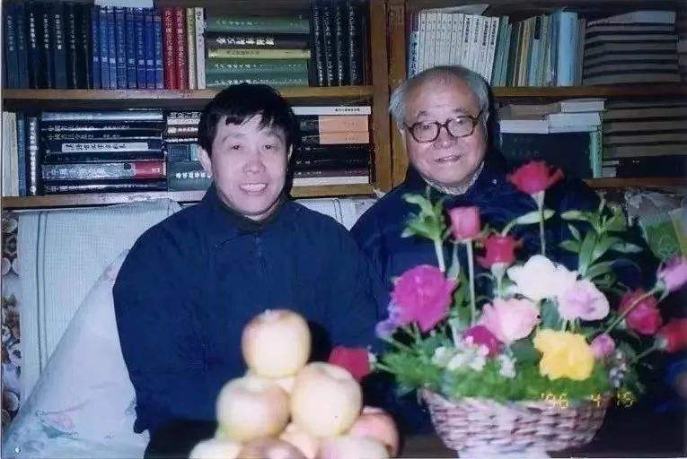 △1996年4月15日，李零与老师张政烺先生的合影在读书方法方面，他希望学生