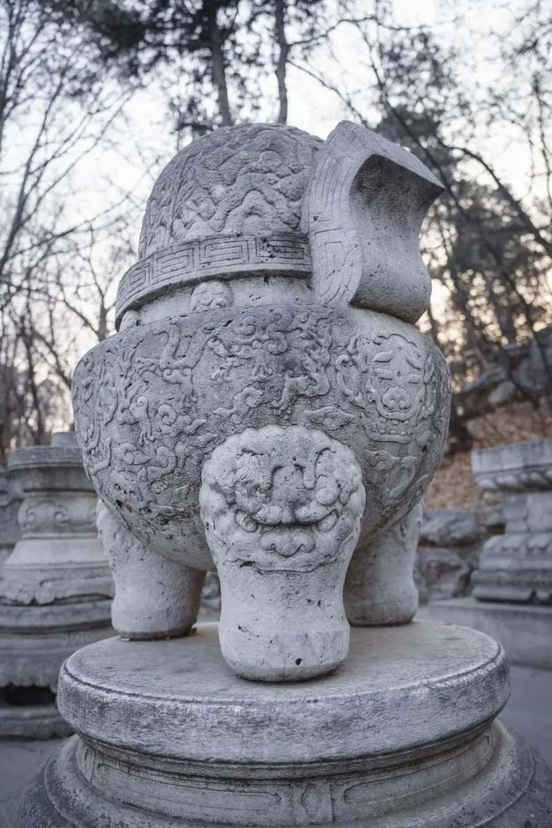 >北京大学>2024-02-091203> 石雕香炉这座石雕为晚明时期的文物,位于