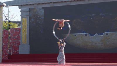 "返乡学子刘傲告诉记者,刚下高铁,就看到这场演出,心里非常震撼,演出