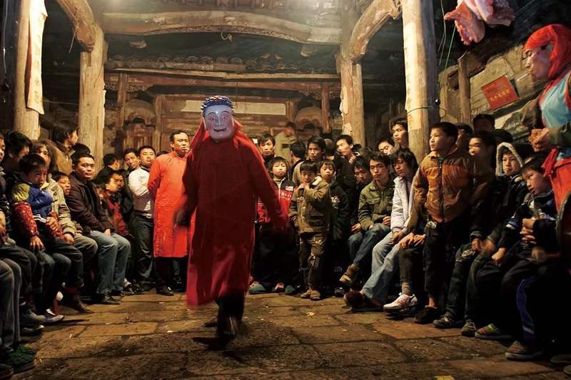 然后是请神仪式,傩班众人跪在神坛前,正印念"殿内界傩请神辞",并判