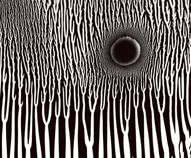 早在上个世界60年代初,布洛克从黑白图像转为创作"色光抽象".