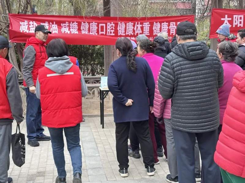 "活动中,工作人员通过悬挂横幅,发放宣传册等方式,向居民宣传"三减三