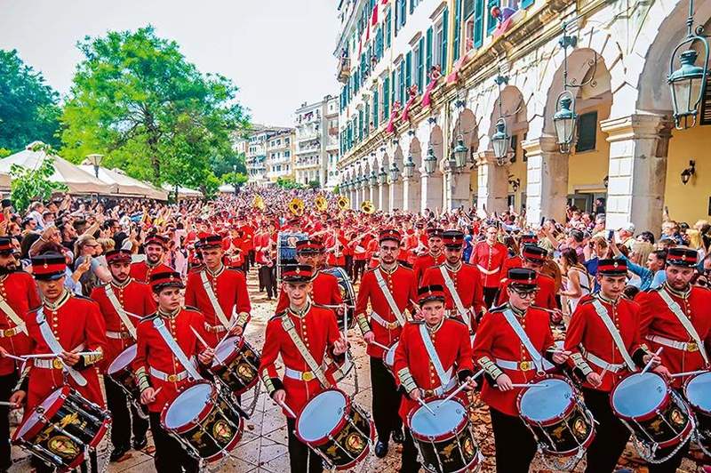 科孚岛的复活节庆祝活动也非常引人注目.
