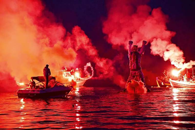 希腊复活节肃穆与狂欢