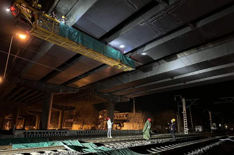 抢抓120分钟天窗点顺平路高架桥专项治理进行时