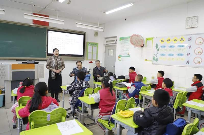 李遂中心小学传出京剧唱腔