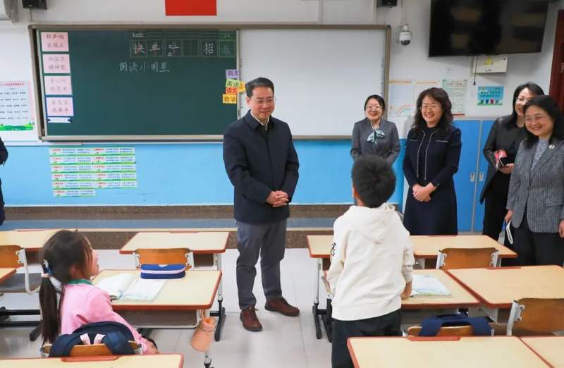 实地察看建设项目进展情况,到大峪二小详细了解学校研学项目研究成果