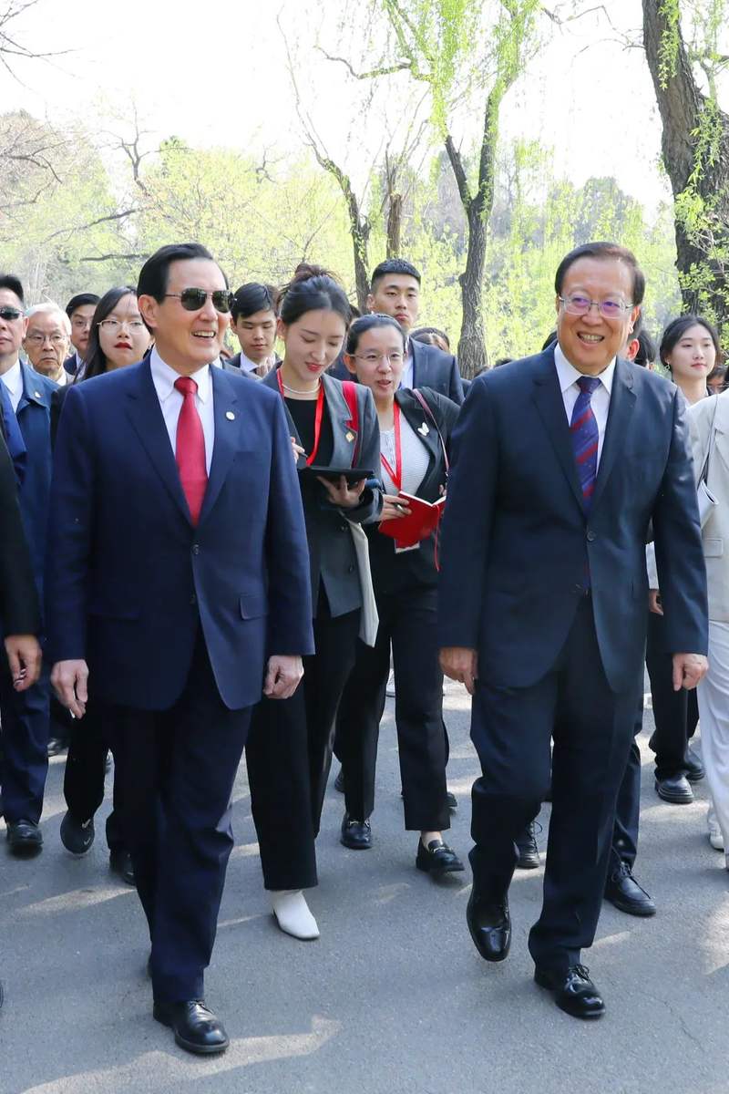 >北京大学>2024-04-100733>他们一同在博雅塔下自拍留念在湖光塔影间