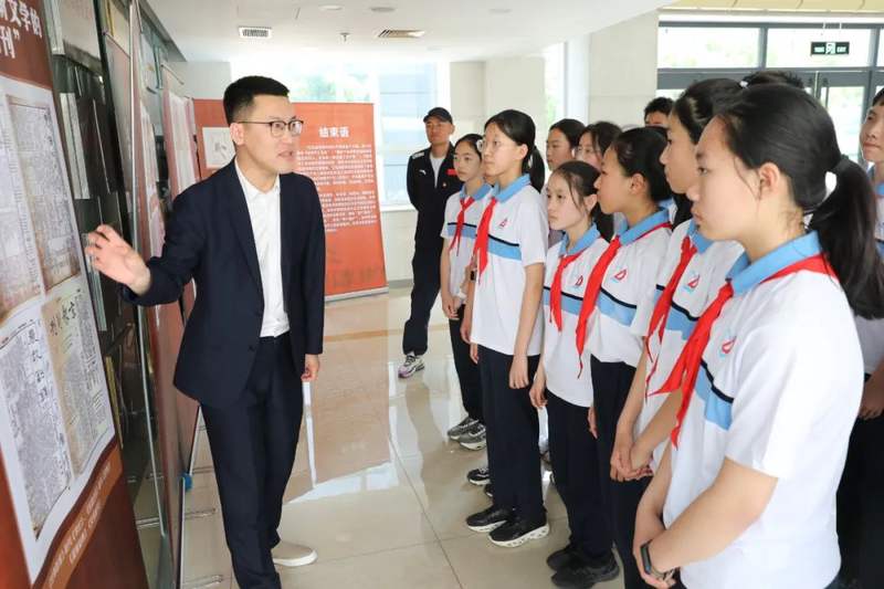 东城区委教育工委  区教委在北京市东直门中学举行"东城区流动的红色