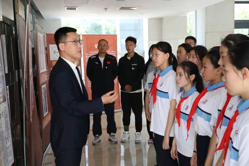 东城区委教育工委  区教委在北京市东直门中学举行"东城区流动的红色