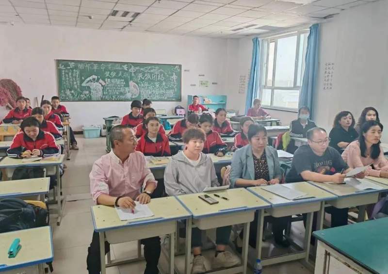 在冯志伟等北京援疆教师的帮助下,和田县实验中学精心组织了一场精彩