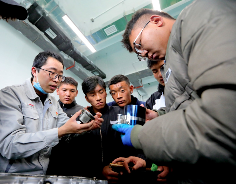 【"援藏干部风采"系列报道】北京汽车技师学院青年援藏教师裘震:匠心