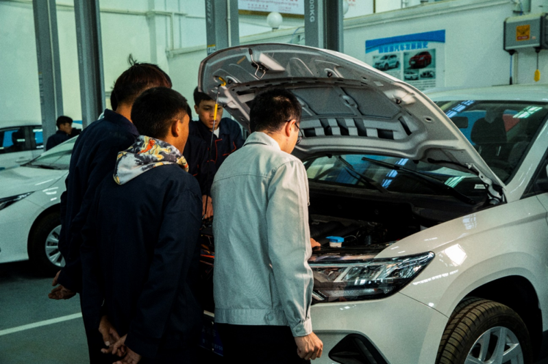 【"援藏干部风采"系列报道】北京汽车技师学院青年援藏教师裘震:匠心