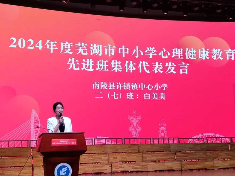 "白美美老师称,她送给孩子们的"帽子"各不相同,爱读书的是"小博士"