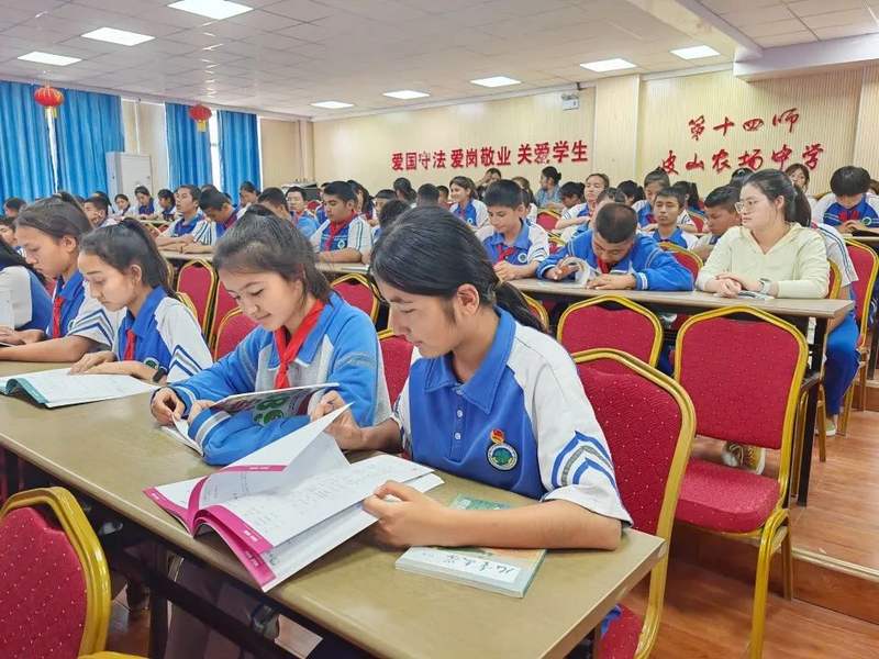 "检察蓝照亮成长路"主题读书会走进皮山农场中学