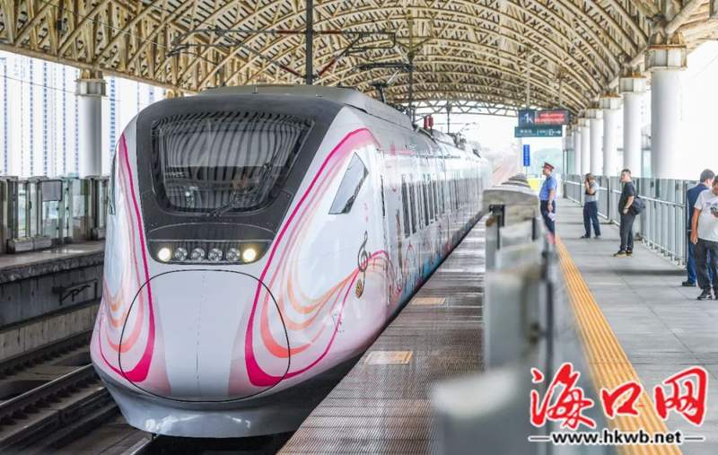 图片来源:海口日报乘车前,旅客只需手机打开支付宝,搜索"铁路12306"