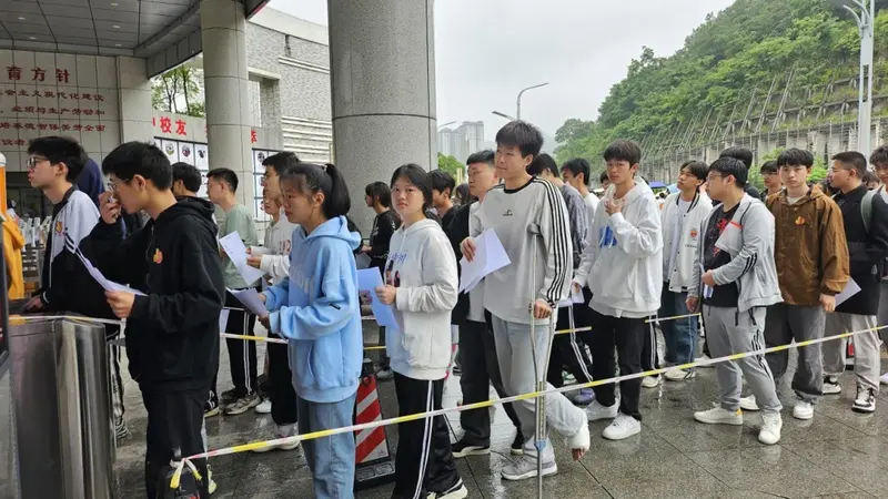 遵义市南白中学考点为考生加油鼓劲!