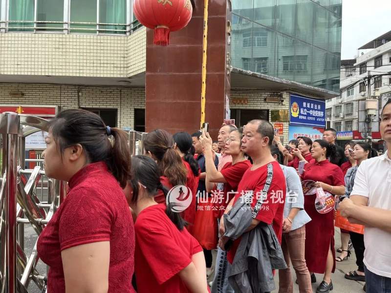 考生送上爱心满满的鲜花仙游二中仙游华侨中学母爱深沉(林群摄)学生家