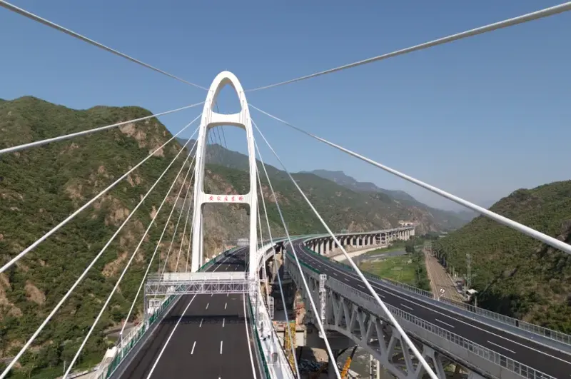 京蔚高速北京段全线设置桥梁35座,隧道16处,桥隧比高达88%,施工难度较