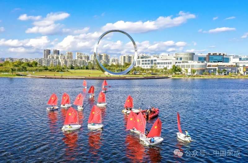 摄沿湖的人们骑行,赏景,散步,聊天;漫步荣成樱花湖畔,夏日的清风徐来