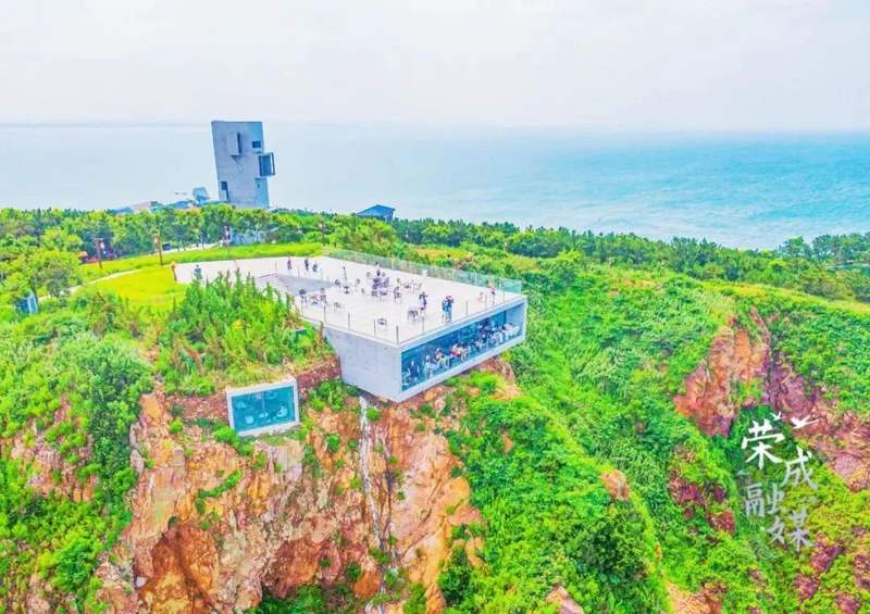 鸡鸣岛林木葱郁,瓦舍井然,风光秀丽,景色迷人,是观光游览的绝佳去处.