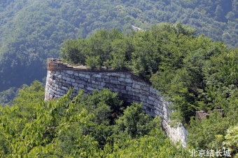 "箭扣长城"山顶上的大花结!