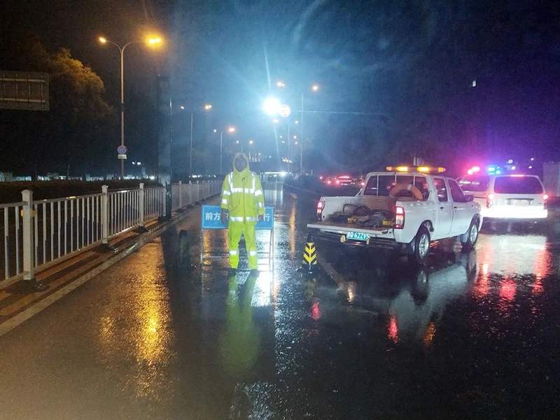 雨下了一夜,他们守护了一夜,且还在继续