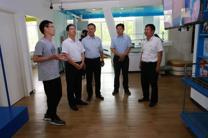 东城区委副书记章建伟到北京市东直门中学调研