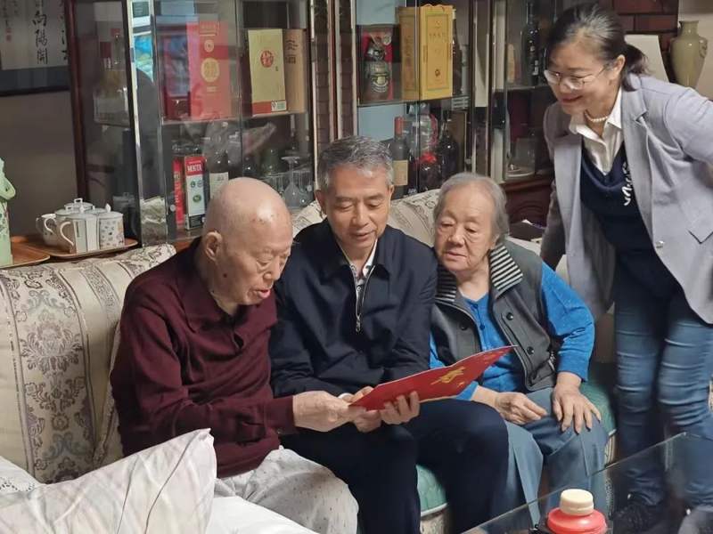 北京市老干部局_北京市离休干部百岁生日慰问金标准提高_市委老干部局规范百岁生日慰问工作
