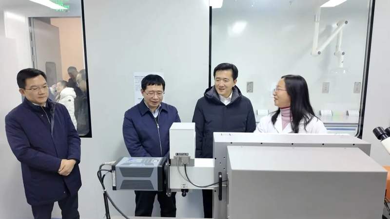 张强走访中国科学院化学研究所怀柔研究中心 — 新京报